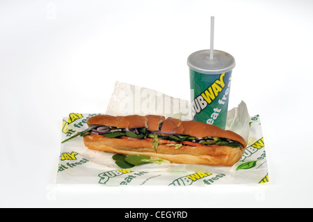 U-Bahn Veggie Delite footlong u-Boot-Sandwich auf Wrapper mit Soda auf weißem Hintergrund Ausschnitt USA. Stockfoto