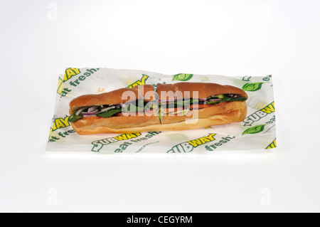 U-Bahn footlong veggie Delite sub Sandwich auf Wrapper auf weißem Hintergrund Ausschnitt USA. Stockfoto