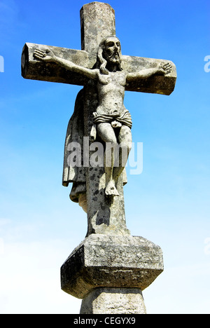 Altes Kreuz, und Christus am blauen Himmel. Stockfoto