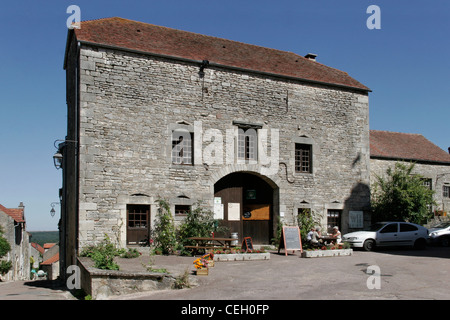 Flavigny-Sur-Ozerain, Heimat von Anis de l ' Abbaye de Flavigny - Anis-Fabrik. Auf dem gleichen Platz als Église Saint-Genest. Stockfoto