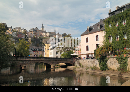 Blick entlang der Ufer des Flusses im Bereich "Grund" der Stadt Luxemburg, Großherzogtum Luxemburg. Stockfoto