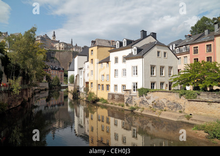 Blick entlang der Ufer des Flusses im Bereich "Grund" der Stadt Luxemburg, Großherzogtum Luxemburg. Stockfoto