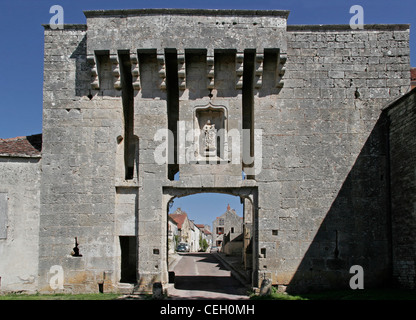 Flavigny-sur-Ozerain, Heimat von Anis de l'Abbaye de Flavigny - Anisfabrik und wo einige Szenen aus dem Film 'Chocolat' gedreht wurden. Stockfoto