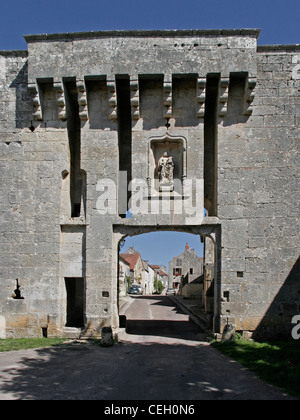 Flavigny-sur-Ozerain, Heimat von Anis de l'Abbaye de Flavigny - Anisfabrik und wo einige Szenen aus dem Film 'Chocolat' gedreht wurden. Stockfoto