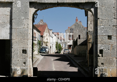 Flavigny-sur-Ozerain, Heimat von Anis de l'Abbaye de Flavigny - Anisfabrik und wo einige Szenen aus dem Film 'Chocolat' gedreht wurden. Stockfoto