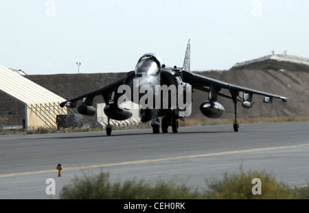 Ein AV-8B Harrier von Marine Attack Squadron 214, Marine Aircraft Group 40, Marine Expeditionary Brigade Afghanistan, Taxis auf der Startbahn hier nach einem erfolgreichen Einsatz zur Unterstützung der Marines mit Regimental Combat Team 3 in der Provinz Helmand. Stockfoto