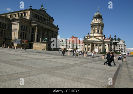 Gendarmenmarkt-Platz in Berlin mit dem Opera House (Konzerthaus) (links) und französischen Dom auf rechten Seite. Stockfoto