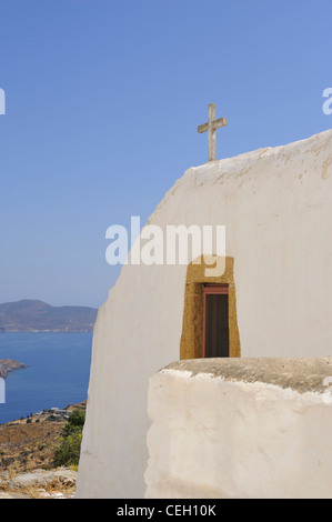 Ein Blick auf das Meer sowie eine Kirche aus der oberen Dorf Hora; Pátmos, Dodekanes. Griechenland. Stockfoto