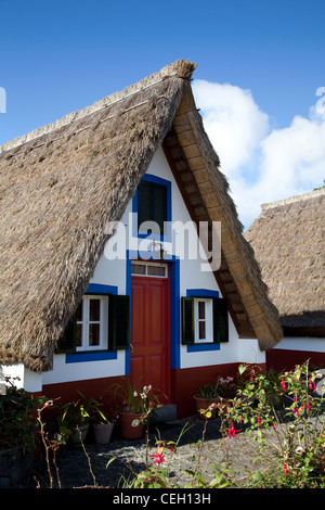 Traditionelle, dreieckige, Von A umrahmte Palheiro-Häuser mit Strohgedeckten portugiesischen Häusern  Alte Häuser von Santana, Madeira. Stockfoto