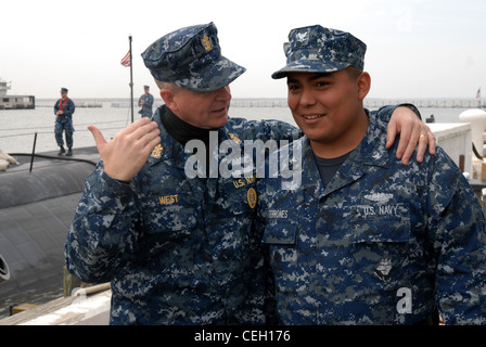 Master Chief Petty Officer der Navy Rick D. West spricht mit dem Logistik-Spezialisten der 3. Klasse David Terranes aus Fresno, Kalifornien, bevor er das Los Angeles-Klasse Angriff U-Boot USS Helena zu bereisen. West besuchte das Schiff, um der Crew vor ihrem bevorstehenden Einsatz seine besten Wünsche zu übermitteln. Stockfoto