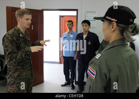 US Navy LT. Ky Dorsey, Marine Aircraft Group 36, hält eine Präsentation für Wing One Hospital Staff während der Übung Cobra Gold 2012, Nakhon Ratchasima, Königreich Thailand, 12. Februar 2012. US-Marineinfanteristen und Seeleute geben Kurse über medizinische Versorgung und Verfahren in der Klinik an Royal Thai Service Mitglieder. CG 12 verbessert die Fähigkeit, gemeinsame Operationen zu planen und durchzuführen, Beziehungen zwischen Partnerländern aufzubauen und die Interoperabilität mit den teilnehmenden Nationen in der gesamten asiatisch-pazifischen Region zu verbessern. Stockfoto