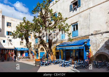 Cafés in den Ort Chefchaouni in der Nähe von Medina und Kasbah, Essaouira, Marokko, Nordafrika Stockfoto