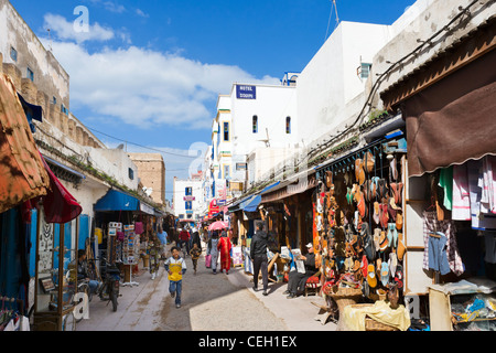 Geschäfte und Stände in der Medina, Rue Attarine, Essaouira, Marokko, Nordafrika Stockfoto