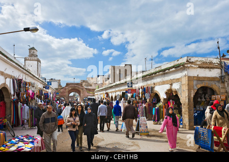 Geschäfte und Stände in der Medina, Avenue de L'Istiqlal, Essaouira, Marokko, Nordafrika Stockfoto