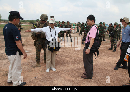 U.S. Marine Corps Lance CPL. Daniel Kay von der 31. Marine Expeditionary Unit durchsucht einen Evakuierten während der simulierten nicht-kämpferischen Evakuierungsoperationen Rayong, Königreich Thailand, 12. Februar 2012. Das Royal Thai Marine Corps, die US-Marine, die Japan Self Defense Forces, die malaysischen und singapurischen Streitkräfte nahmen alle an der NEO-Ausbildung während der Übung Cobra Gold 2012 Teil. Die Übung verbessert die Fähigkeit, gemeinsame Operationen zu planen und durchzuführen, Beziehungen zwischen den Partnerländern aufzubauen und die Interoperabilität in der Region Asien-Pazifik zu verbessern. Stockfoto