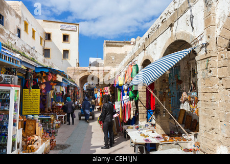 Geschäfte und Stände in der Medina, Essaouira, Marokko, Nordafrika Stockfoto