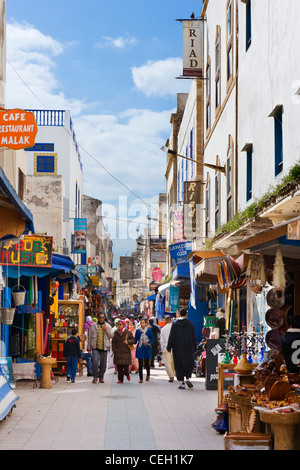 Geschäfte in der Medina, Avenue Sidi Mohamed Ben Abdallah, Essaouira, Marokko, Nordafrika Stockfoto