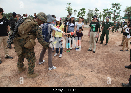 U.S. Marine Corps Lance CPL. Daniel Kay von der 31. Marine Expeditionary Unit durchsucht einen Evakuierten während der simulierten nicht-kämpferischen Evakuierungsoperationen Rayong, Königreich Thailand, 12. Februar 2012. Das Royal Thai Marine Corps, die US-Marine, die Japan Self Defense Forces, die malaysischen und singapurischen Streitkräfte nahmen alle an der NEO-Ausbildung während der Übung Cobra Gold 2012 Teil. Die Übung verbessert die Fähigkeit, gemeinsame Operationen zu planen und durchzuführen, Beziehungen zwischen den Partnerländern aufzubauen und die Interoperabilität in der Region Asien-Pazifik zu verbessern. Stockfoto