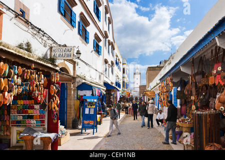 Geschäfte und Stände in der Medina, Rue Attarine, Essaouira, Marokko, Nordafrika Stockfoto