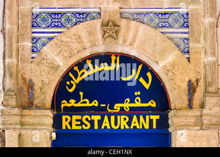 Tür zu einem Restaurant in der Medina, Essaouira, Marokko, Nordafrika Stockfoto
