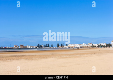 Strand mit Blick auf den Hafen und die Altstadt, Essaouira, Marokko, Nordafrika Stockfoto