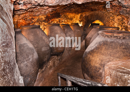 Traditionelle Keramik Behälter für die Lagerung von Wein in einer Höhle in der kleinen Stadt von Chinchón, Comunidad de Madrid, Spanien Stockfoto