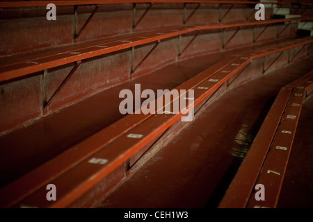 Leere Tribüne mit Nummern Kennzeichnung Platz, sitzen in einem großen auditorium Stockfoto