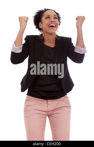 Afroamerikanische Frau feiert Erfolg mit geballten Fäusten auf weißem Hintergrund Stockfoto