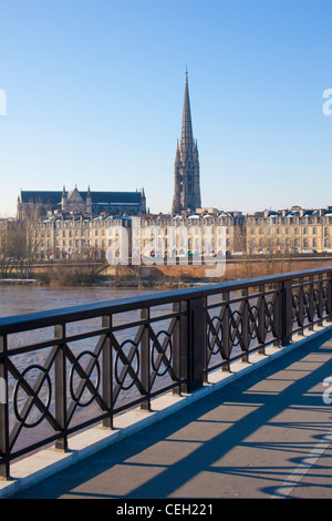 Pont de Pierre Brücke Kreuzung La Garonne-Flusses, mit St-Michel-Turm und der Basilika in der Ferne Bordeaux, Frankreich. Stockfoto