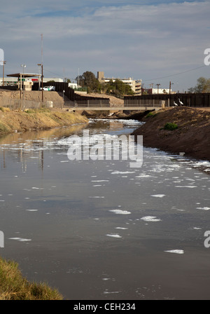 Stark verschmutzt New River, tritt als es die USA von Mexiko Stockfoto
