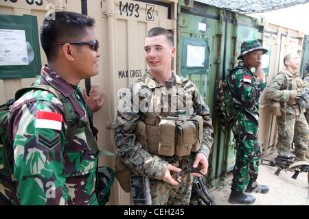 Ein indonesischer Soldat spricht mit dem US Marine Corps Lance CPL. Joshua Gale von der 31. Marine Expeditionary Unit während der simulierten nicht-kämpferischen Evakuierungsoperationen Rayong, Königreich Thailand, 12. Februar 2012. Das Royal Thai Marine Corps, die US-Marine, die Japan Self Defense Forces, die malaysischen und singapurischen Streitkräfte nahmen alle an der NEO-Ausbildung während der Übung Cobra Gold 2012 Teil. Die Übung verbessert die Fähigkeit, gemeinsame Operationen zu planen und durchzuführen, Beziehungen zwischen den Partnerländern aufzubauen und die Interoperabilität in der Region Asien-Pazifik zu verbessern. Stockfoto