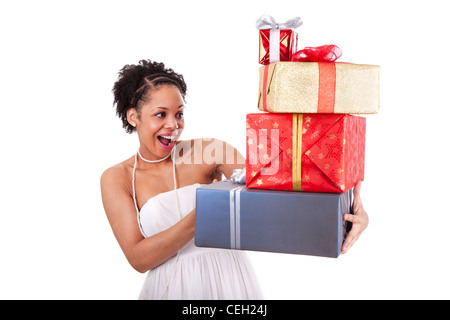 Young African American Frau hält Geschenke Boxen, isoliert auf weißem Hintergrund Stockfoto