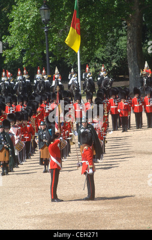 Der offizielle Geburtstag von Königin Elizabeth II zeichnet sich jedes Jahr durch eine Militärparade und Bühnenschau, bekannt als Trooping die Colou Stockfoto