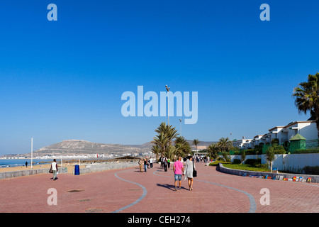 Strand und Promenade mit der alten Kasbah auf dem Hügel in der Ferne, Agadir, Marokko, Nordafrika Stockfoto