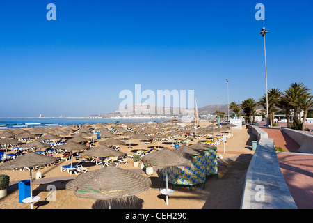 Strand von Agadir mit der Kasbah auf dem Hügel hinter, Agadir, Marokko, Nordafrika Stockfoto