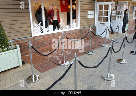 Shopping in Maasmechelen Village in der Woche vor Weihnachten 2011 Stockfoto