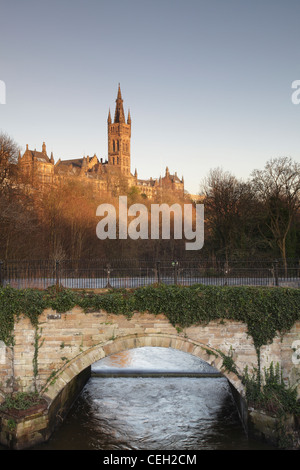 University of Glasgow, Südfassade des Hauptgebäudes und Bell Tower mit dem Fluss Kelvin im Vordergrund, Gilmorehill Campus, Schottland, UK Stockfoto