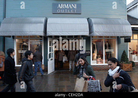 Shopping in Maasmechelen Village in der Woche vor Weihnachten 2011 Stockfoto