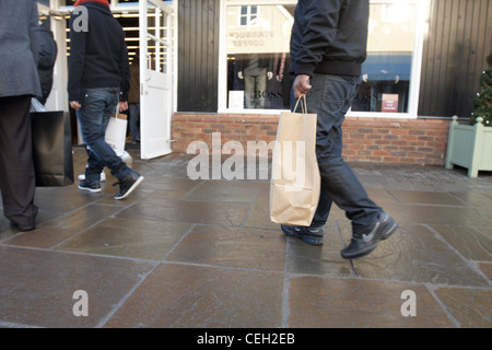 Shopping in Maasmechelen Village in der Woche vor Weihnachten 2011 Stockfoto