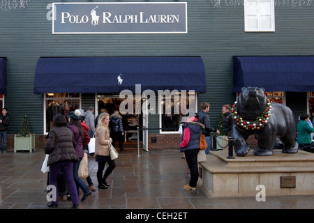 Shopping in Maasmechelen Village in der Woche vor Weihnachten 2011 Stockfoto