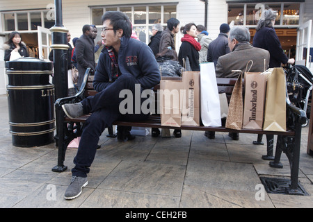 Shopping in Maasmechelen Village in der Woche vor Weihnachten 2011 Stockfoto