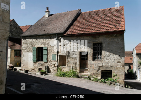 Flavigny-sur-Ozerain, Heimat der Anis de l'Abbaye de Flavigny - Anisfabrik. Einige Szenen aus 'Chocolat' wurden in diesem Dorf gedreht. Stockfoto