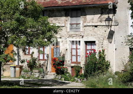 Flavigny-sur-Ozerain, Heimat der Anis de l'Abbaye de Flavigny - Anisfabrik. Einige Szenen aus 'Chocolat' wurden in diesem Dorf gedreht. Stockfoto