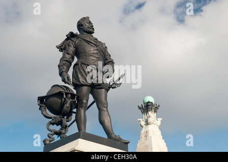 Statue von Sir Francis Drake mit Globe, Plymouth Hacke, mit Marine Ehrenmals im Hintergrund Stockfoto