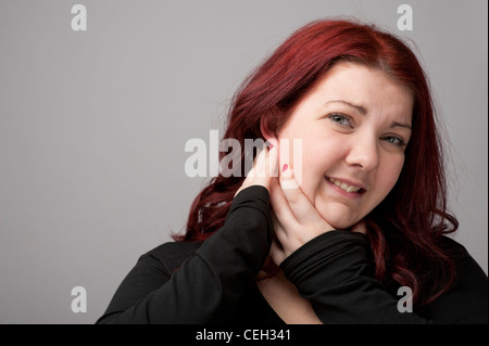 Kastanienbraunen Haaren kaukasischen Frau mit Ohrenschmerzen Schmerzen im Ohr Stockfoto