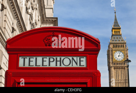 Rote Telefonzelle traditionellen Londoner Szene, mit Big Ben Clock Tower hinter Westminster London UK Stockfoto