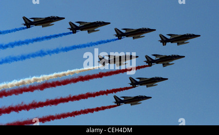 Das französische Air Force Demonstation Team, Patrouille de France, startet Bahrain's erste Airshow mit einem Flyby mit ihren Nationalfarben, Jan. 23. Stockfoto