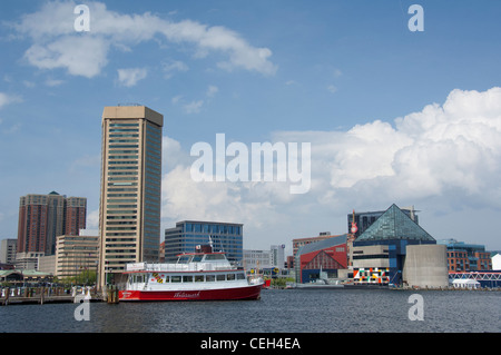 Maryland, Baltimore. National Historic Seaport von Baltimore. Fähre in den inneren Hafen und Baltimore City Skyline. Stockfoto