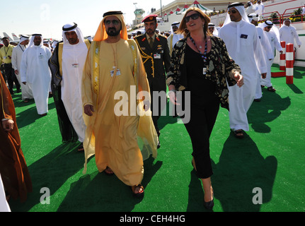 Vizepräsident und Premierminister der Vereinigten Arabischen Emirate und Herrscher von Dubai seine Hoheit Shaikh Mohammad bin Rashid Al Maktoum führt während der Dubai Airshow am 13. November 2011 durch den statischen Flugzeugpark. Die Flugshow zeigte eine Vielzahl von Flugzeugen des US-Verteidigungsministeriums, seiner Verbündeten und Partner in der Region. Die Beteiligung der USA zeigt das gemeinsame Engagement für regionale Sicherheit und Stabilität. Stockfoto