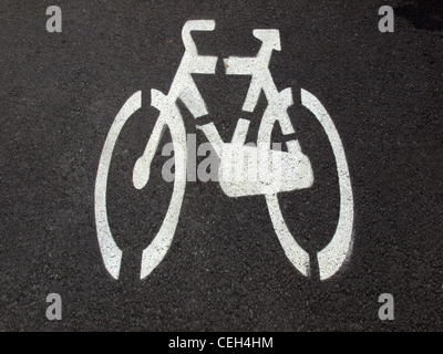 Bike Lane Verkehrszeichen isoliert auf weiss Stockfoto